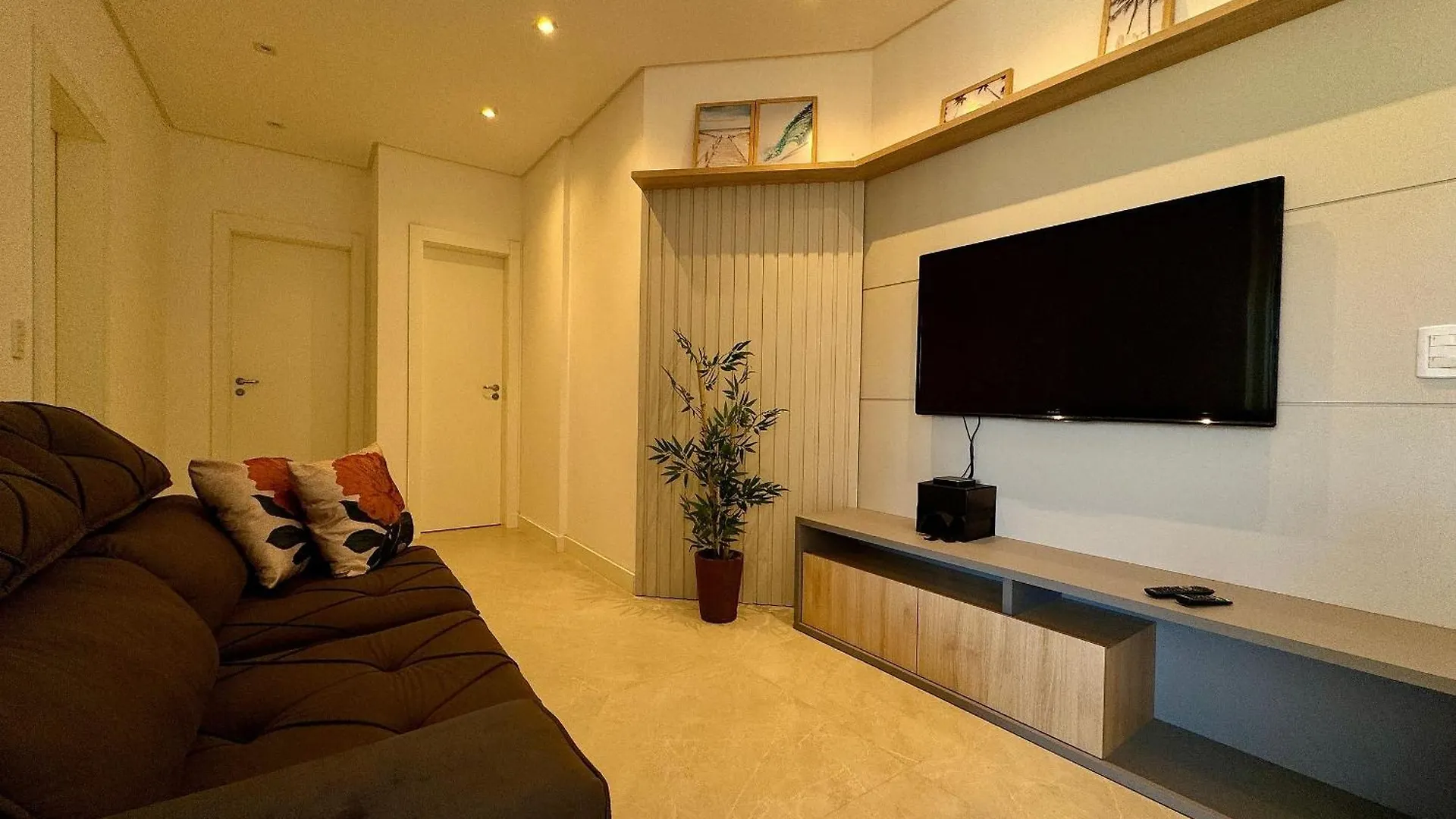 Apartamento Duas Suites, 250M Praia Bombinhas 0*,  Brazil